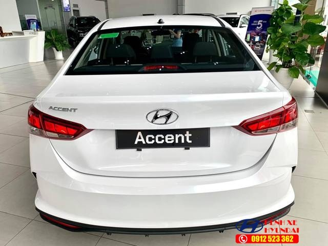 Đuôi xe Hyundai Accent số sàn bản tiêu chuẩn