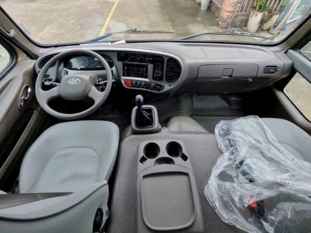 Khoang lái Hyundai County